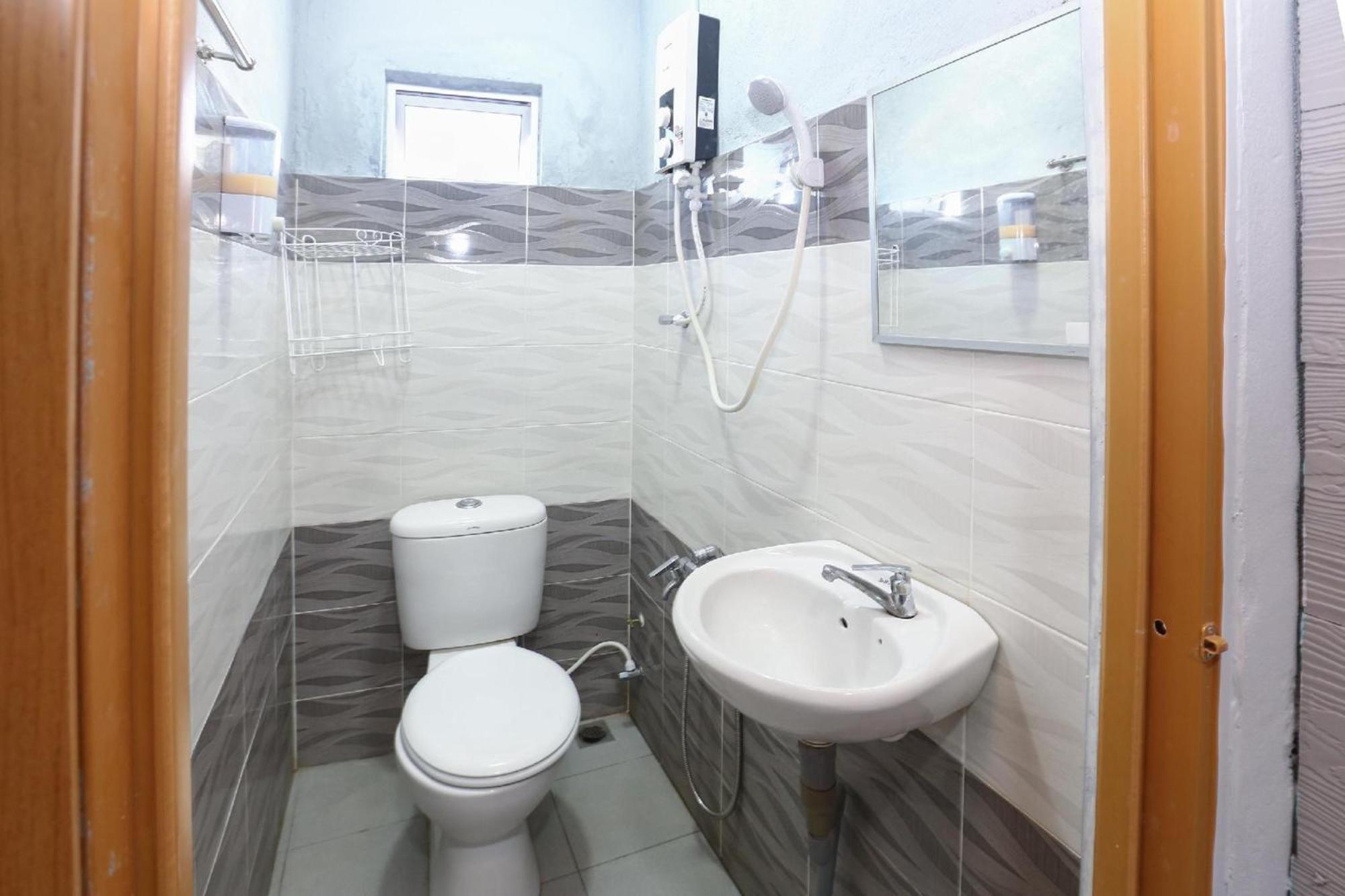Spot On 89796 D'Noor Budget Inn Кота Бару Екстериор снимка