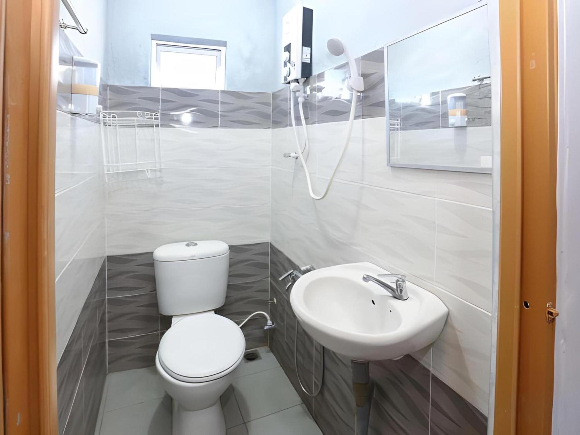 Spot On 89796 D'Noor Budget Inn Кота Бару Екстериор снимка